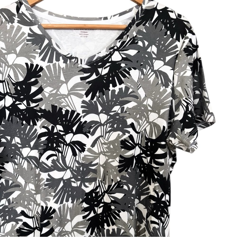 💥 Laura Scott White Black & Grey Abstract Leaves Top